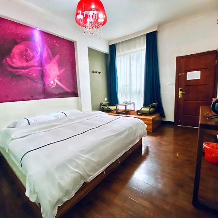 Fenghuang Little Bear Family Guest House Exterior photo
