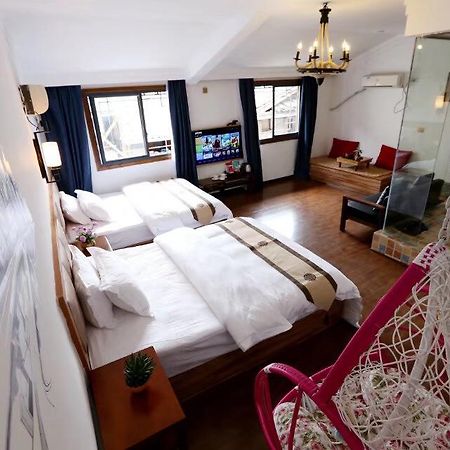 Fenghuang Little Bear Family Guest House Exterior photo