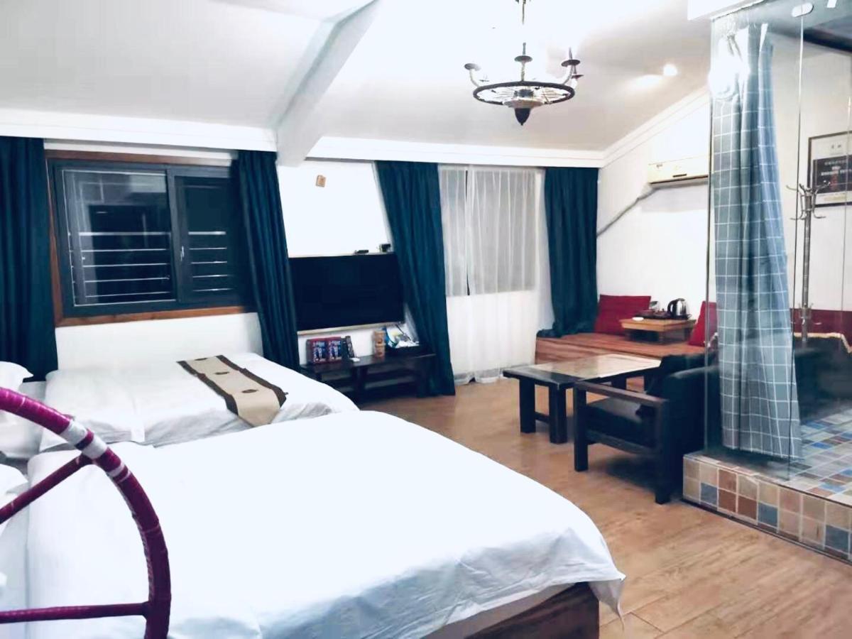 Fenghuang Little Bear Family Guest House Exterior photo